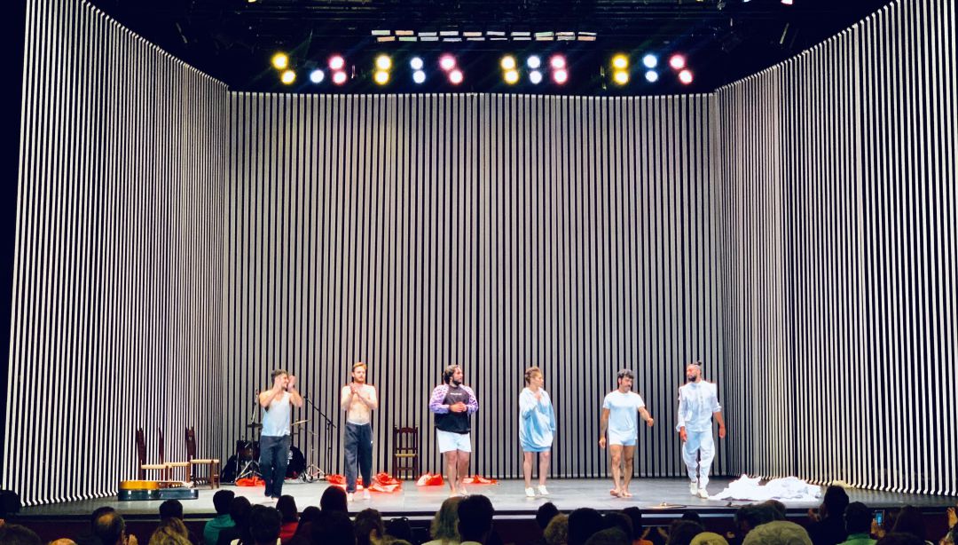 Los seis artistas de "Debajo de los pies", con Eduardo Guerrero a la derecha, saludan al público del Teatro Villamarta Los seis artistas de "Debajo de los pies", con Eduardo Guerrero a la derecha, saludan al público del Teatro Villamarta