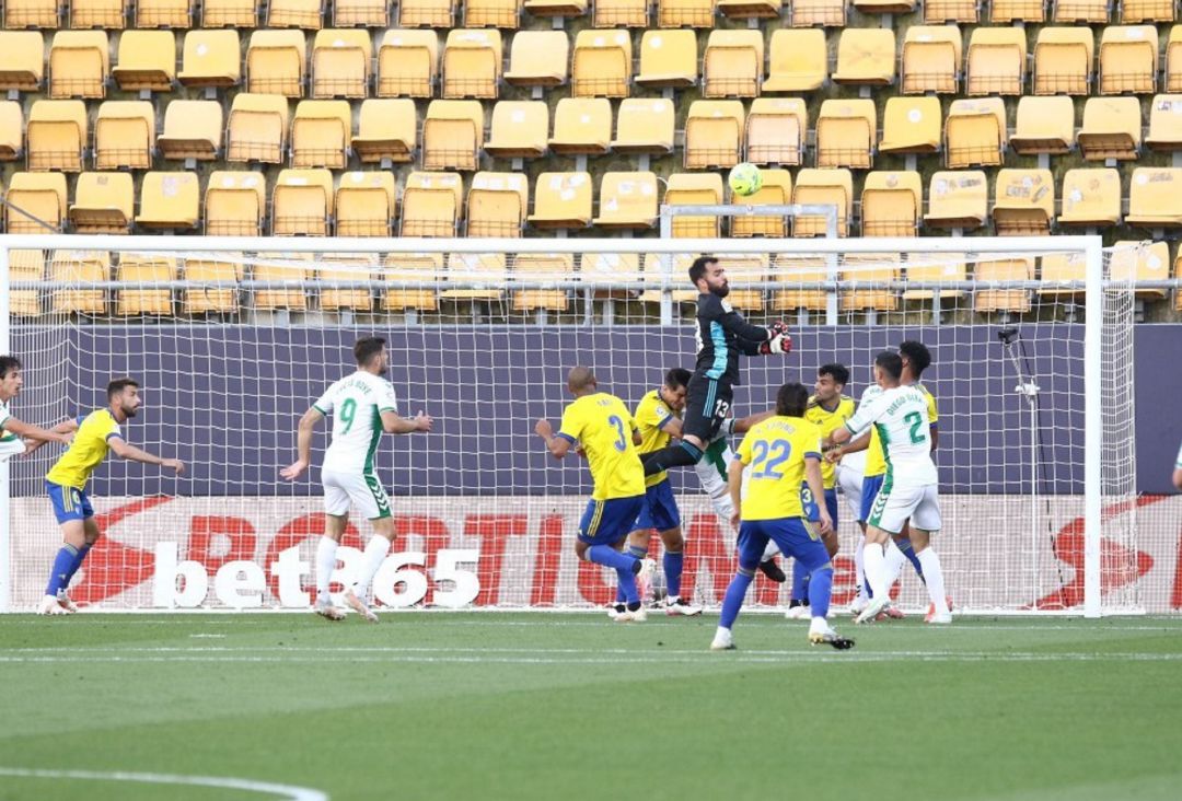 David Gil intenta hacerse con un balón centrado por un jugador del Elche. David Gil intenta hacerse con un balón centrado por un jugador del Elche.
