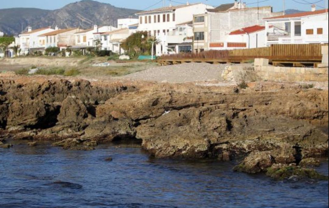 La Dirección mantiene que están en un terreno que no pertenece a los propietarios, sino al Estado La Dirección mantiene que están en un terreno que no pertenece a los propietarios, sino al Estado