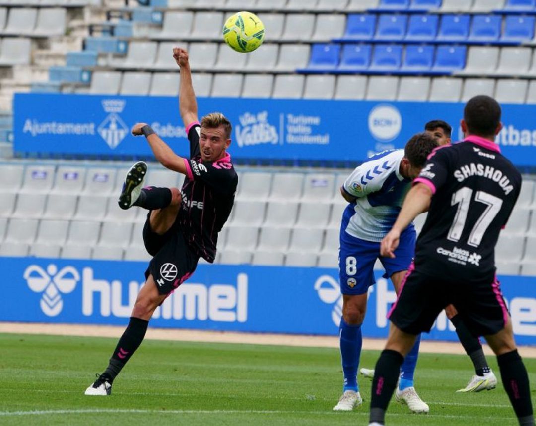 Sergio González, en un lance del partido. Sergio González, en un lance del partido.