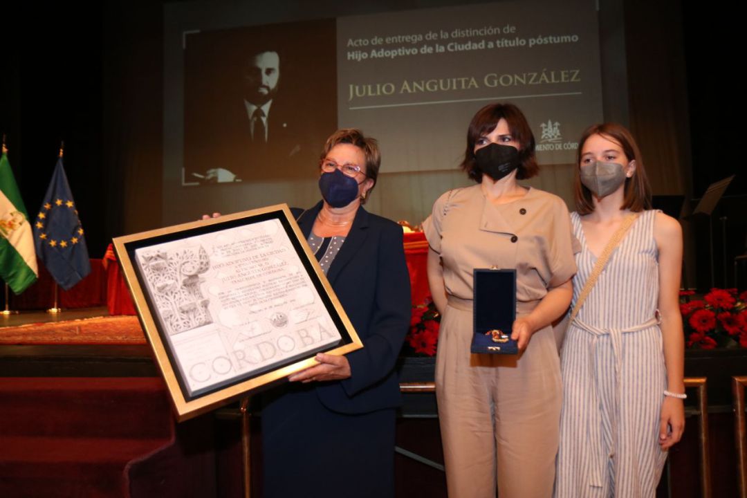 Familiares de Julio Anguita durante la entrega del título de Hijo Adoptivo de la Ciudad de Córdoba Familiares de Julio Anguita durante la entrega del título de Hijo Adoptivo de la Ciudad de Córdoba