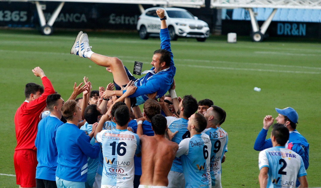 Yago Iglesias es manteado por sus jugadores tras lograr el ascenso a Segunda B en Balaídos Yago Iglesias es manteado por sus jugadores tras lograr el ascenso a Segunda B en Balaídos