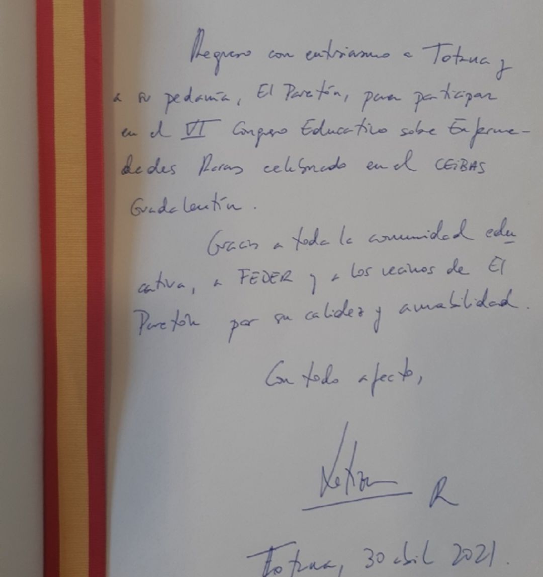 La dedicatoria de la Reina Letizia en el Libro de Oro de Totana. La dedicatoria de la Reina Letizia en el Libro de Oro de Totana.