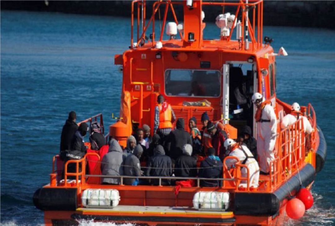 Foto de archivo de rescate de inmigrantes. Foto de archivo de rescate de inmigrantes.