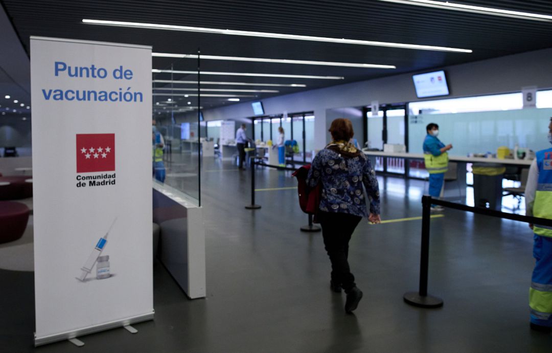 Varias personas en el dispositivo de vacunación puesto en marcha en las instalaciones del Wanda Metropolitano Varias personas en el dispositivo de vacunación puesto en marcha en las instalaciones del Wanda Metropolitano