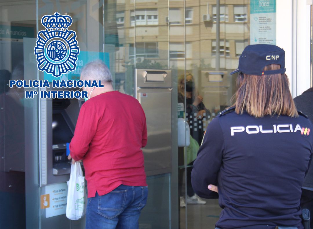 Un agente de Policía Nacional Un agente de Policía Nacional