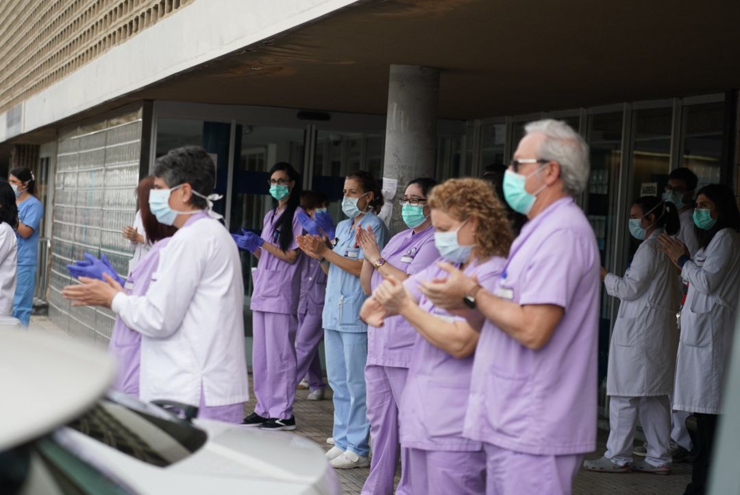 Archivo - Trabajadores de Osakidetza (servicio vasco de salud) del Hospital de Galdakao aplauden en recuerdo a la enfermera de 52 años fallecida por Covid-19 donde desarrollaba su labor profesional en la sexta planta. El aplauso, acompañado también de 5 Archivo - Trabajadores de Osakidetza (servicio vasco de salud) del Hospital de Galdakao aplauden en recuerdo a la enfermera de 52 años fallecida por Covid-19 donde desarrollaba su labor profesional en la sexta planta. El aplauso, acompañado también de 5