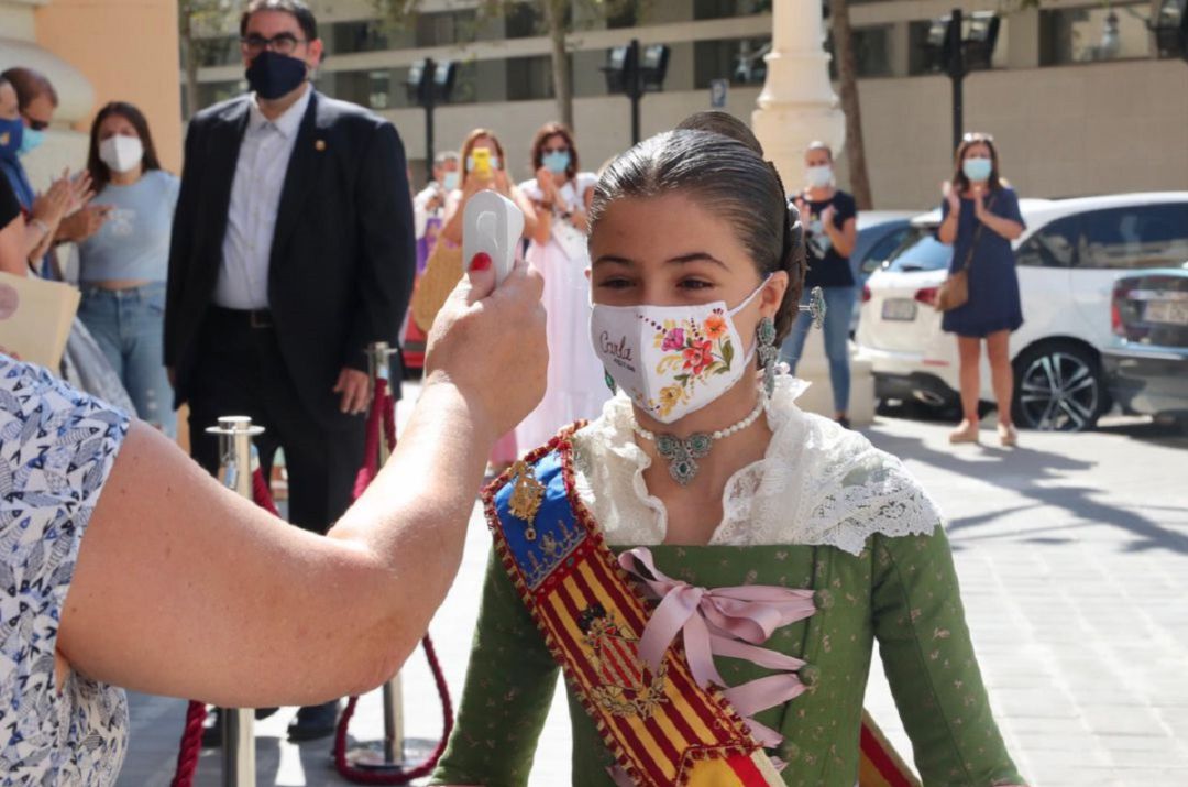 La fallera mayor infantil de València, Carla García, se toma la temperatura antes de entrar a la entrega de los premios falleros La fallera mayor infantil de València, Carla García, se toma la temperatura antes de entrar a la entrega de los premios falleros