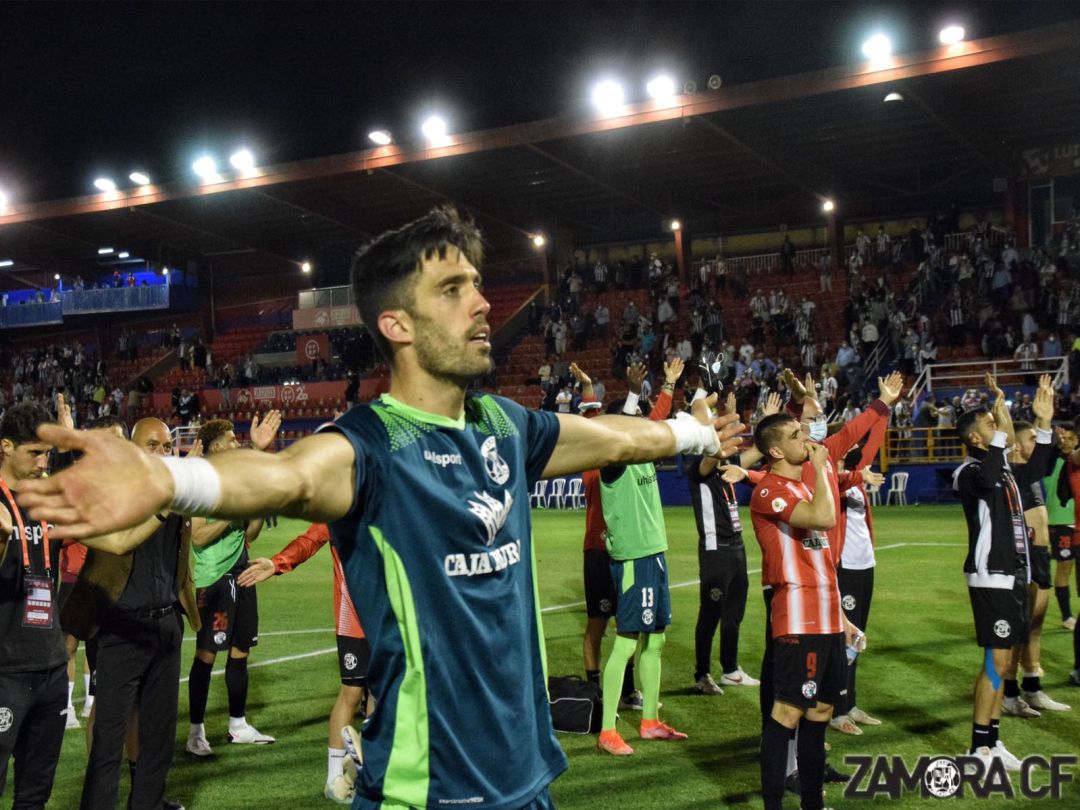 Jon Villanueva, en primer plano, saluda a la afición desplazada a Almendralejo Jon Villanueva, en primer plano, saluda a la afición desplazada a Almendralejo