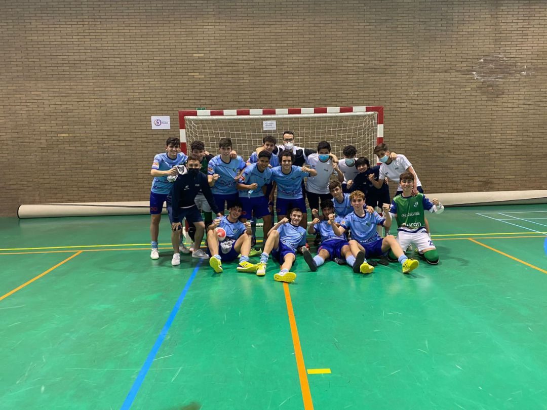 Los campeones celebrando el triunfo. Los campeones celebrando el triunfo.