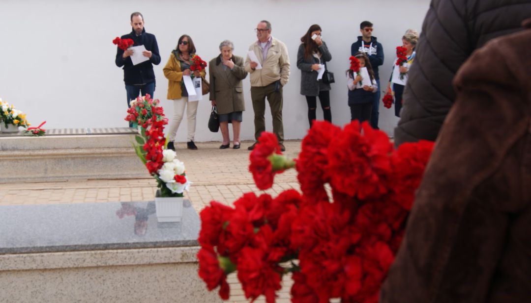 Imagen de archivo de uno de los homenajes a las víctimas del Franquismo, en el cementerio de Manzanares (Ciudad Real) Imagen de archivo de uno de los homenajes a las víctimas del Franquismo, en el cementerio de Manzanares (Ciudad Real)