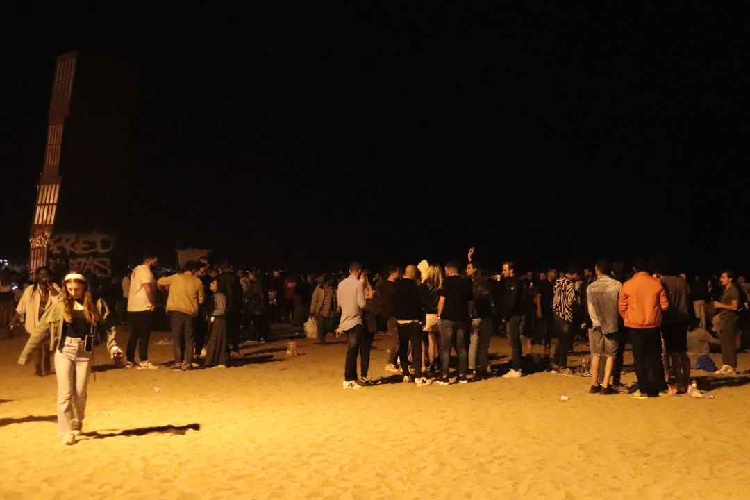 Una de las concentraciones sin mascarilla ni distancia social en la playa de Sant Miquel de Barcelona, esta noche Una de las concentraciones sin mascarilla ni distancia social en la playa de Sant Miquel de Barcelona, esta noche