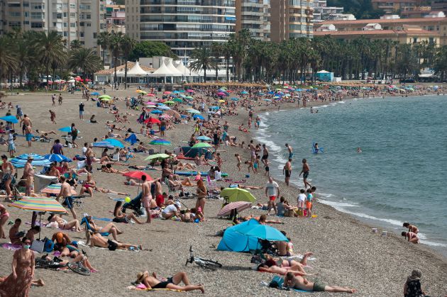 La playa de la Malagueta este domingo. La playa de la Malagueta este domingo.