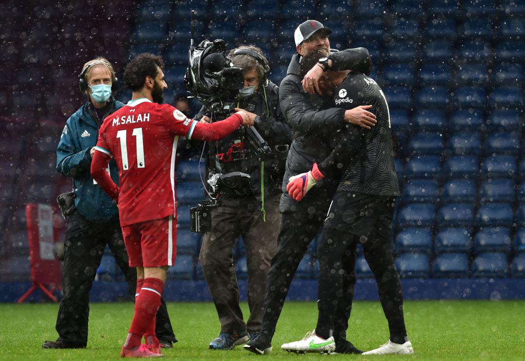 Alisson recibe la felicitación de Salah y Klopp después del partido. Alisson recibe la felicitación de Salah y Klopp después del partido.