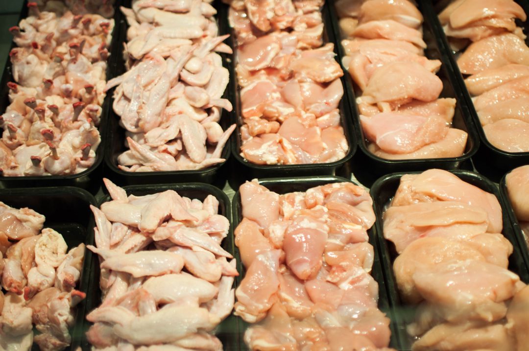 Pollo en el supermercado. Pollo en el supermercado.