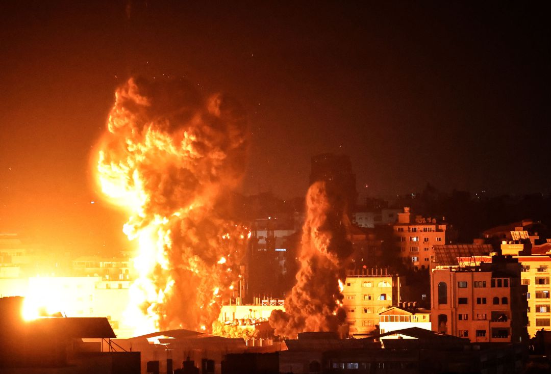 El fuego y el humo se elevan por encima de los edificios en la ciudad de Gaza mientras aviones de combate israelíes apuntan al enclave palestino El fuego y el humo se elevan por encima de los edificios en la ciudad de Gaza mientras aviones de combate israelíes apuntan al enclave palestino