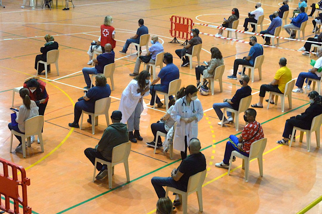 Vacunación en Ceuta en un polideportivo. Vacunación en Ceuta en un polideportivo.