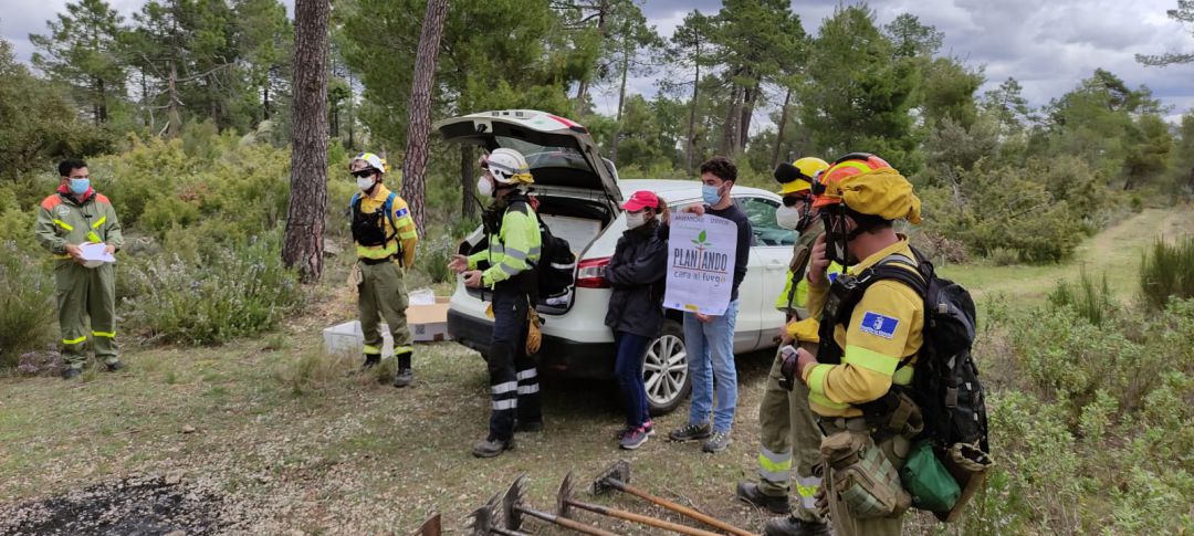 "Plantando cara al fuego" como parte de la educación ambiental "Plantando cara al fuego" como parte de la educación ambiental