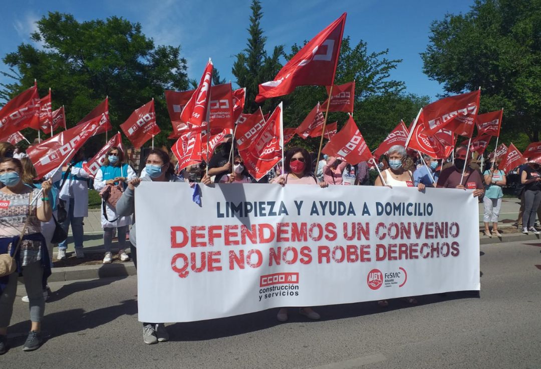 Concentración realizada por los sindicatos este lunes en la sede de FEDA Concentración realizada por los sindicatos este lunes en la sede de FEDA