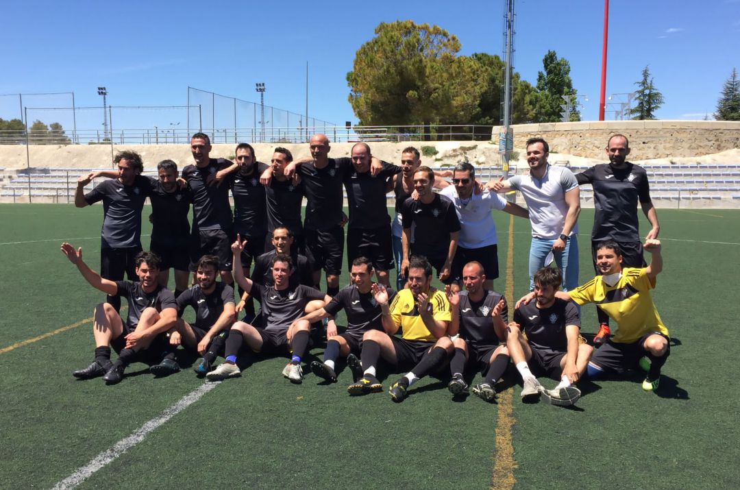 La plantilla celebra el título de liga por primera vez La plantilla celebra el título de liga por primera vez