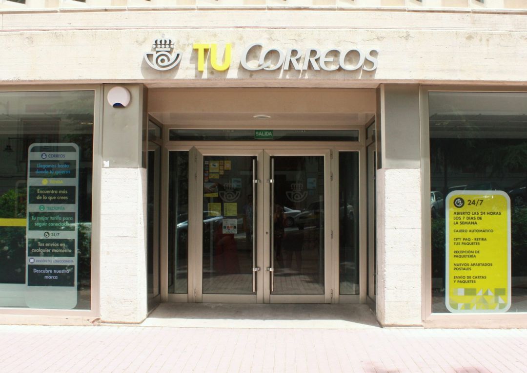 Entrada de la oficina de Correos en Alcoy. Entrada de la oficina de Correos en Alcoy.