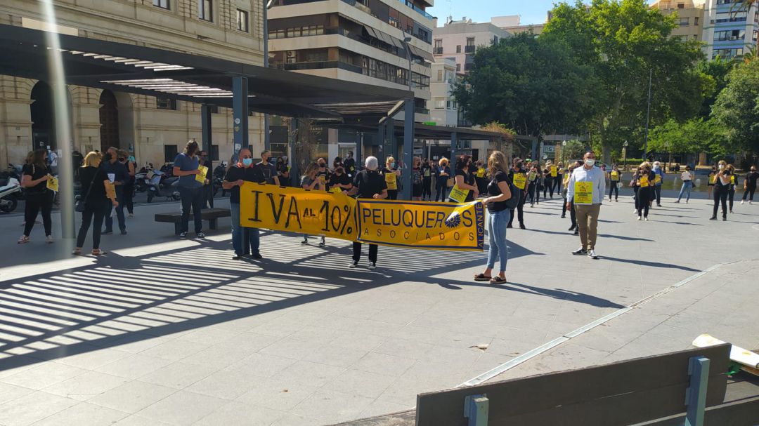 Peluqueros y miembros del sector de estética se han concentrado en la Plaza de la Montañeta para exigir la bajada del IVA. Peluqueros y miembros del sector de estética se han concentrado en la Plaza de la Montañeta para exigir la bajada del IVA.