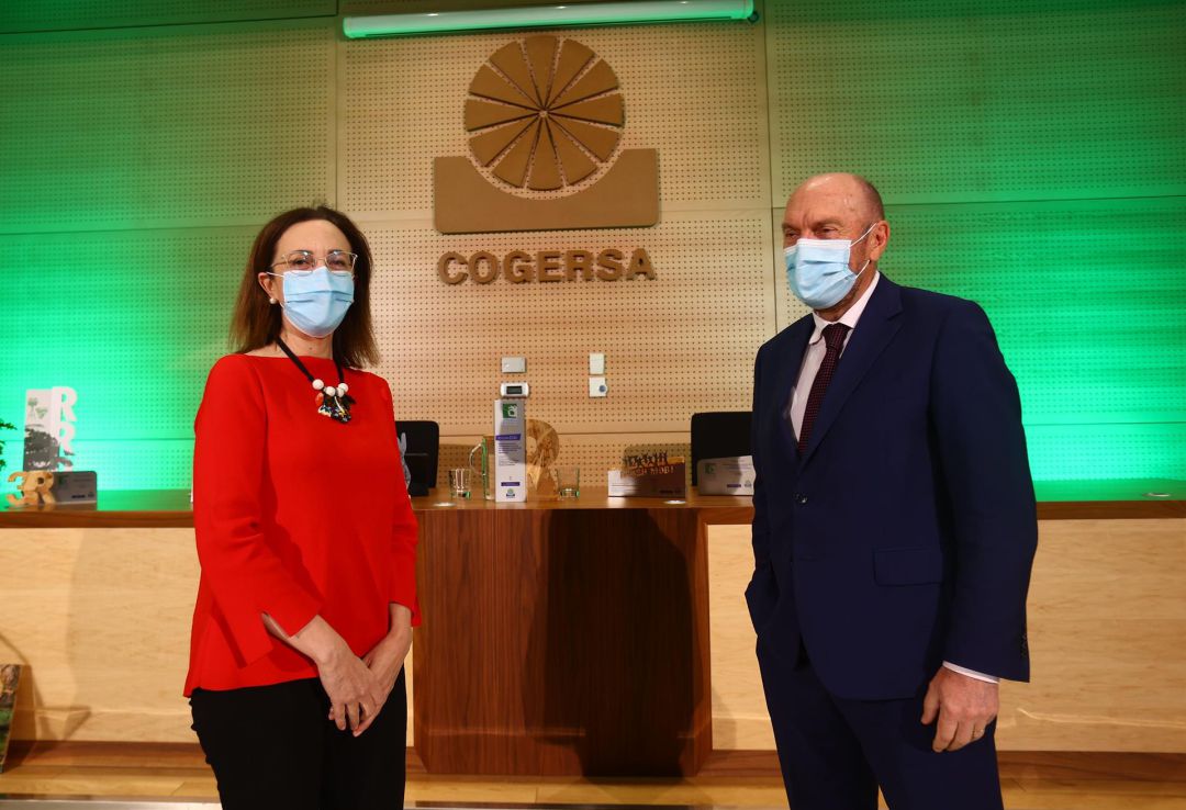 El Vicepresidente y Consejero de Administración Autonómica, Medio Ambiente y Cambio Climático, Juan Cofiño, y la gerente del Consorcio para la Gestión de Residuos Sólidos de Asturias (Cogersa), Paz Orviz, durante la presentación de las jornadas El Vicepresidente y Consejero de Administración Autonómica, Medio Ambiente y Cambio Climático, Juan Cofiño, y la gerente del Consorcio para la Gestión de Residuos Sólidos de Asturias (Cogersa), Paz Orviz, durante la presentación de las jornadas