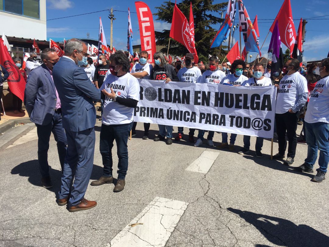 El alcalde de Ponferrada con el comité de empresa y los trabajadores de Roldán El alcalde de Ponferrada con el comité de empresa y los trabajadores de Roldán