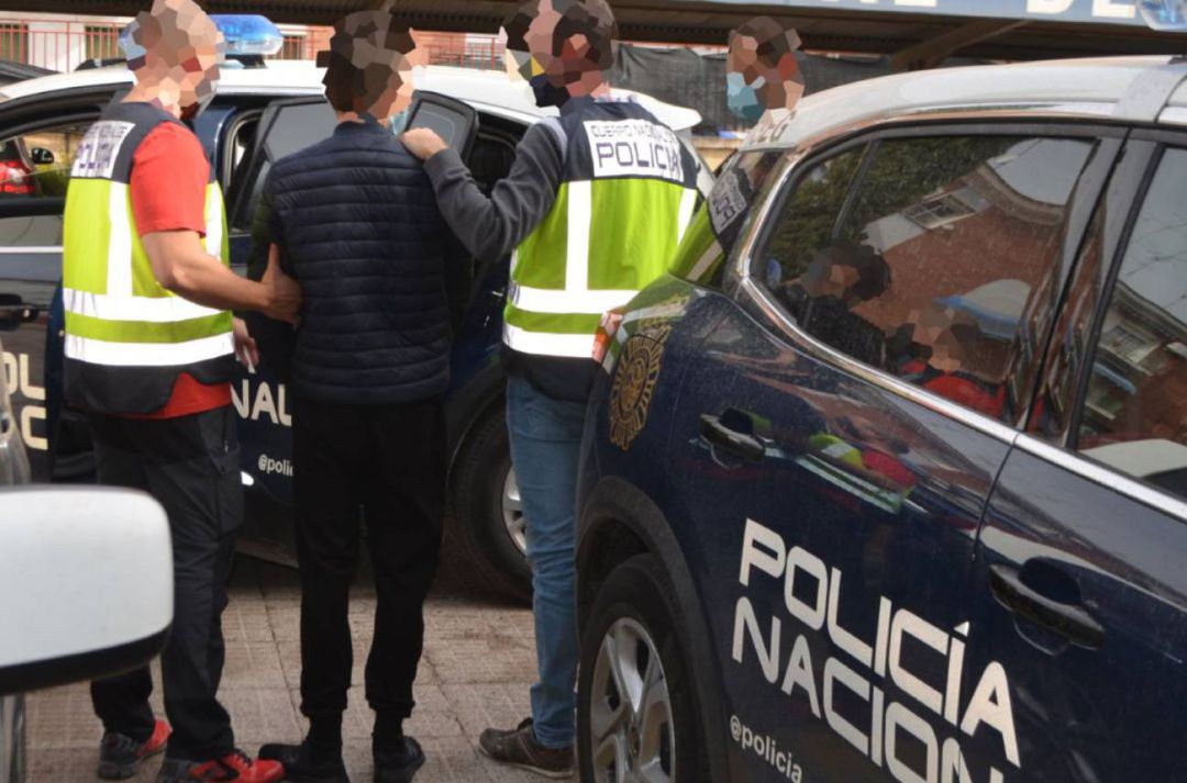 El detenido tenía numerosos antecedentes por delitos similares El detenido tenía numerosos antecedentes por delitos similares