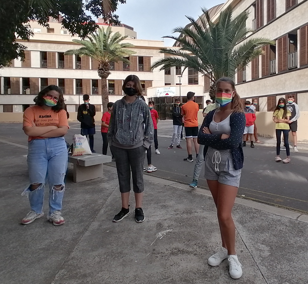 Un momento del acto celebrado este lunes en el patio del IES El Chapatal en donde se reivindicaron los mensajes contra la lgtbifobia y a favor de la igualdad entre las personas Un momento del acto celebrado este lunes en el patio del IES El Chapatal en donde se reivindicaron los mensajes contra la lgtbifobia y a favor de la igualdad entre las personas