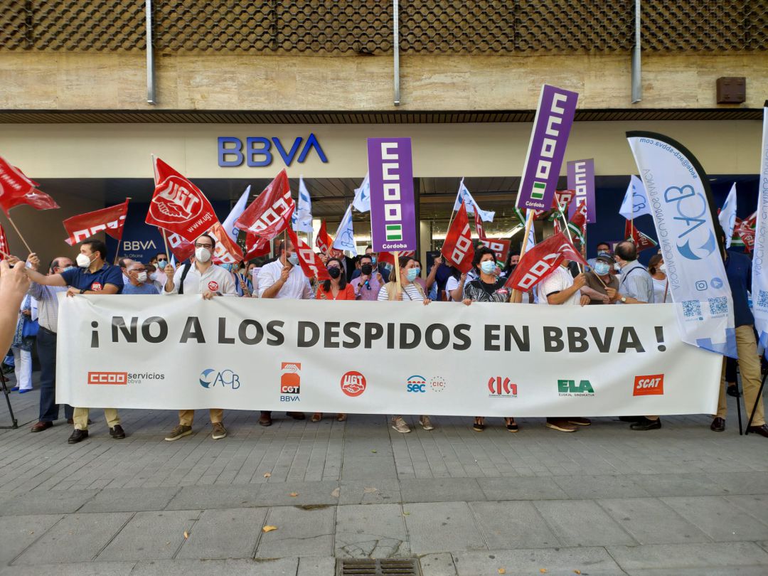 Concentración de los sindicatos ante la sede del BBVA en Gran Capitán. Concentración de los sindicatos ante la sede del BBVA en Gran Capitán.