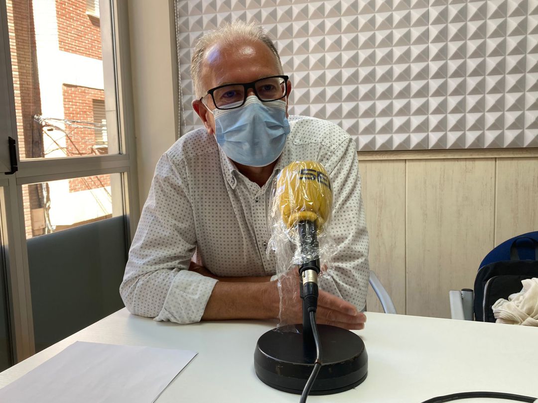 Pedro Ruiz, en los estudios de Radio Motril Pedro Ruiz, en los estudios de Radio Motril