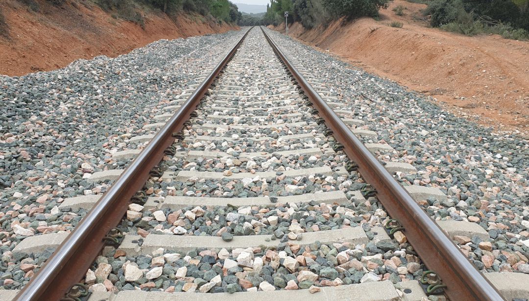 Vía de ancho ibérico de la línea Granada-Moreda cerca de la estación de Calicasas (Granada) Vía de ancho ibérico de la línea Granada-Moreda cerca de la estación de Calicasas (Granada)