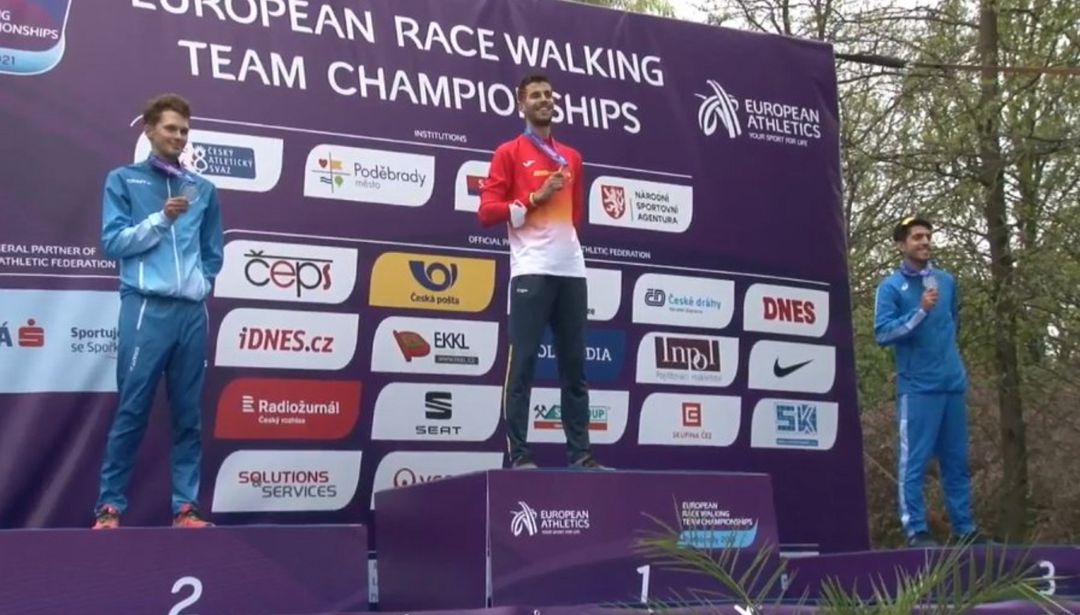 Marc Tur, en lo más alto del podio Marc Tur, en lo más alto del podio