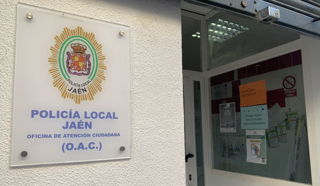 Acceso a la microjefatura de la Policía Local en el barrio de San Juan. Acceso a la microjefatura de la Policía Local en el barrio de San Juan.