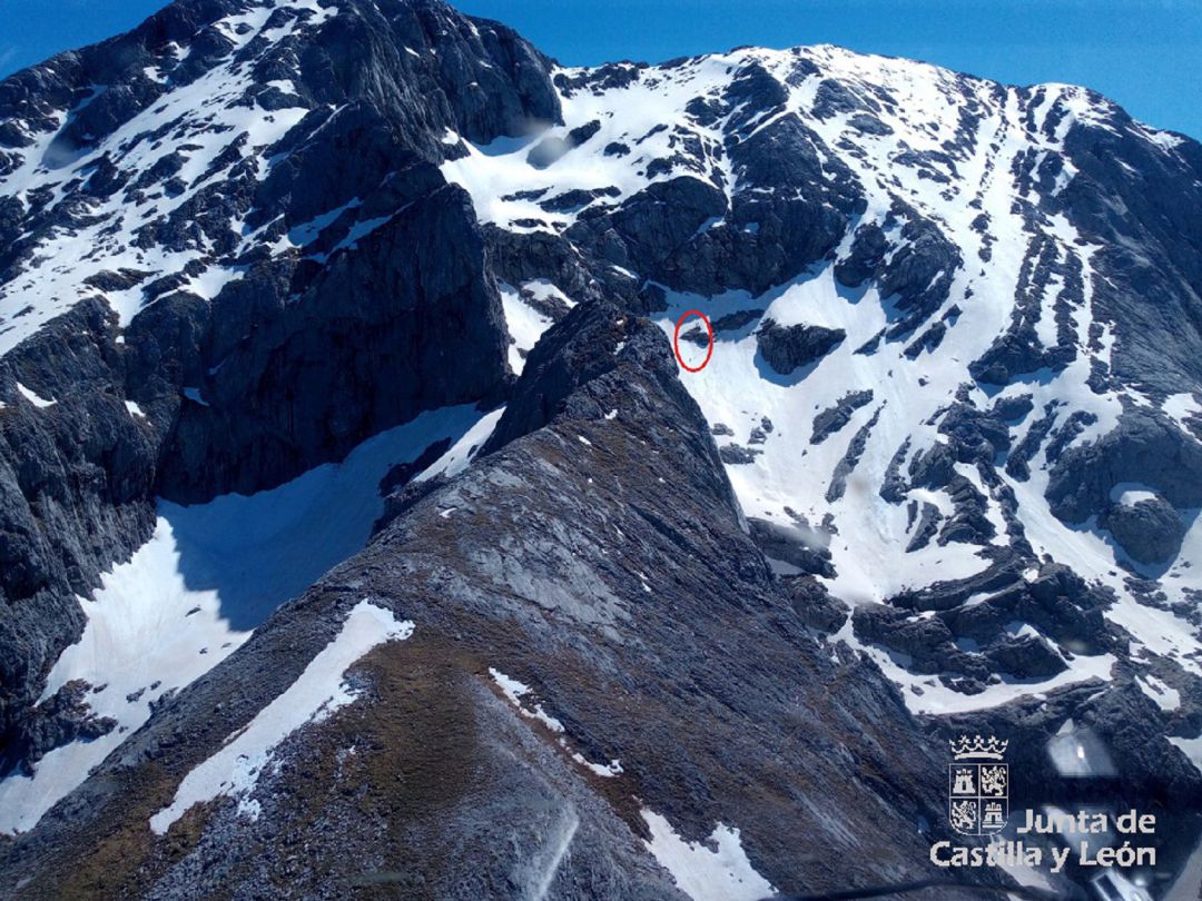 El Grupo de Rescate de Protección Civil auxilia a dos montañeros enriscados en el pico Espigüete El Grupo de Rescate de Protección Civil auxilia a dos montañeros enriscados en el pico Espigüete