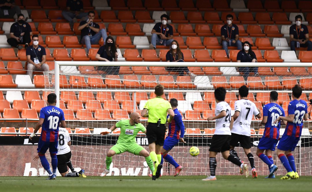 Marco Dmitrovic no puede hacer nada ante otro gol del Valencia. Se consumaba su regreso a Segunda Marco Dmitrovic no puede hacer nada ante otro gol del Valencia. Se consumaba su regreso a Segunda