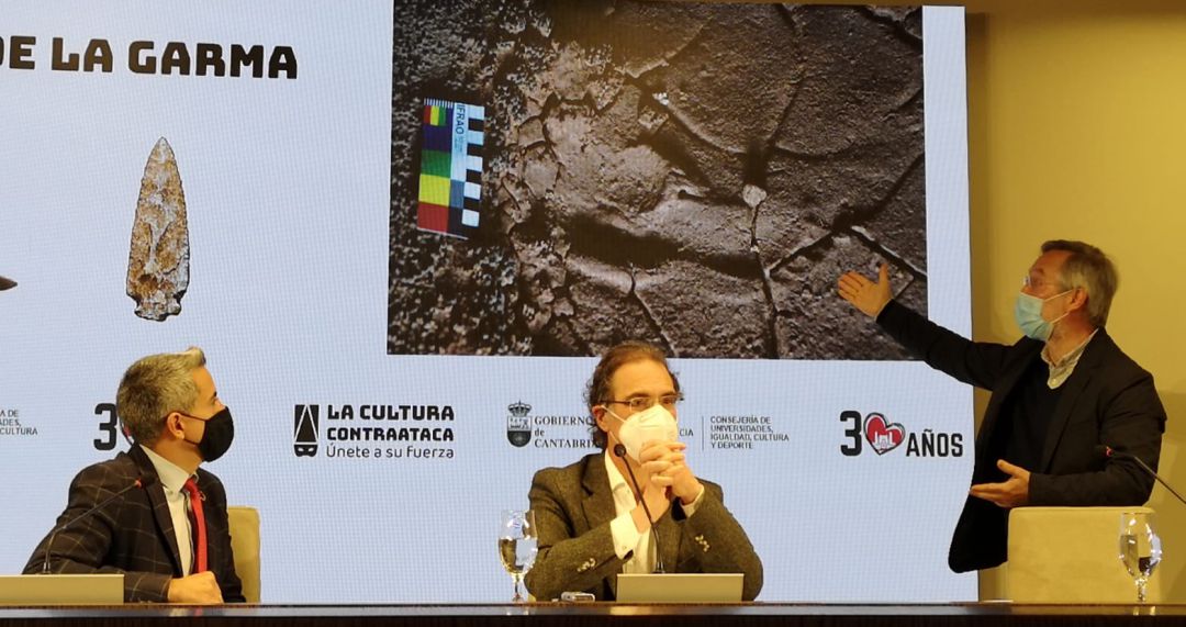 Roberto Ontañón explica las características del hallazgo durante la comparecencia que ha ofrecido con el vicepresidente, Pablo Zuloaga, y el otro director de la excavación, Pablo Arias. Roberto Ontañón explica las características del hallazgo durante la comparecencia que ha ofrecido con el vicepresidente, Pablo Zuloaga, y el otro director de la excavación, Pablo Arias.