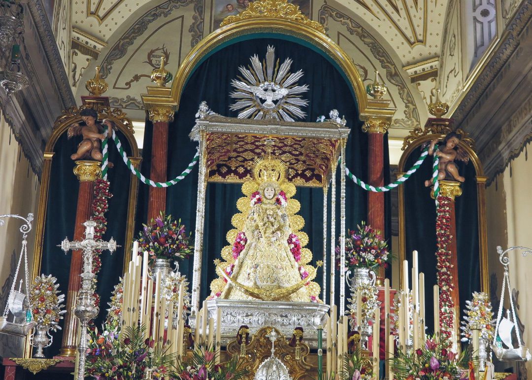 La Virgen del Rocío en su altar de novena en la Parroquia de la Asunción de Almonte La Virgen del Rocío en su altar de novena en la Parroquia de la Asunción de Almonte
