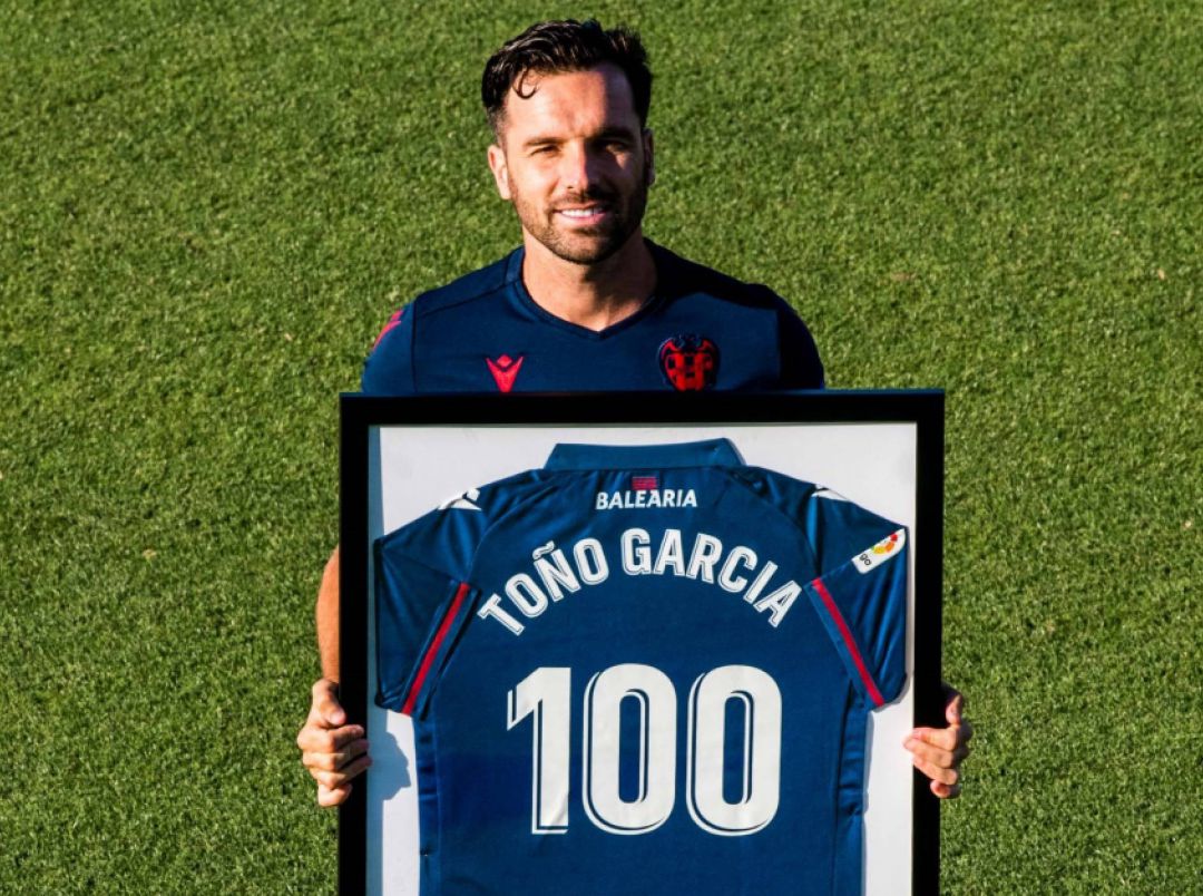 Toño García recibió en La Nucia una placa por su partido número 100 en Primera con la camiseta del Levante Toño García recibió en La Nucia una placa por su partido número 100 en Primera con la camiseta del Levante