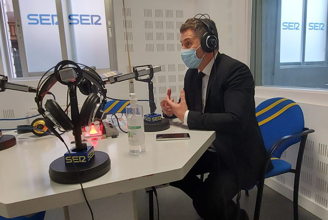 Mariano de Paco Serrano en los estudios de SER Henares. Mariano de Paco Serrano en los estudios de SER Henares.
