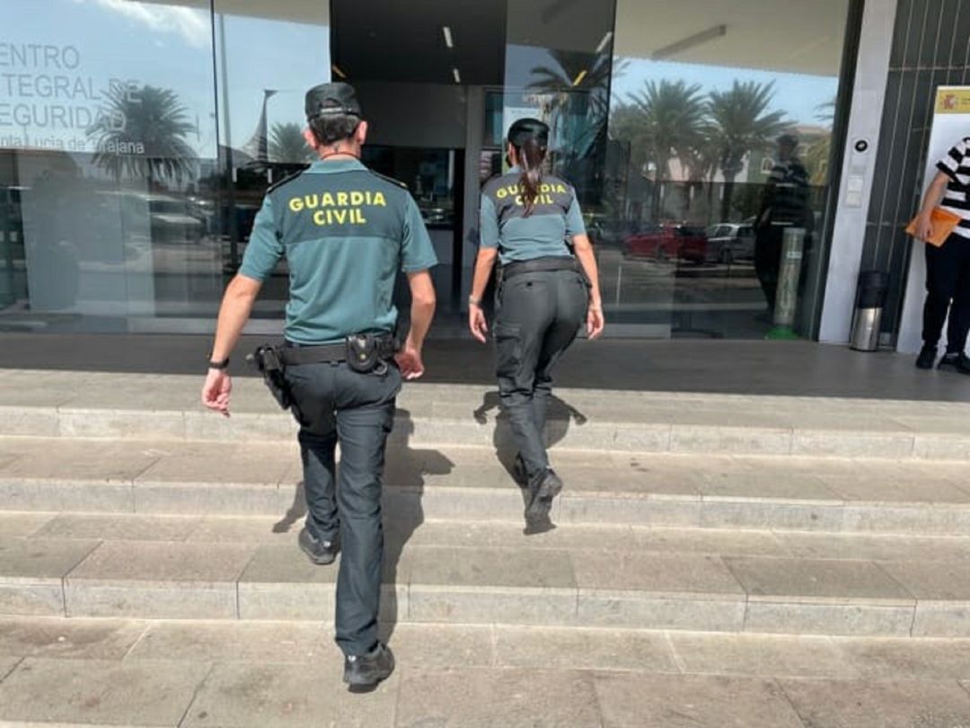 Imagen de archivo de dos agentes de la Guardia Civil. Imagen de archivo de dos agentes de la Guardia Civil.