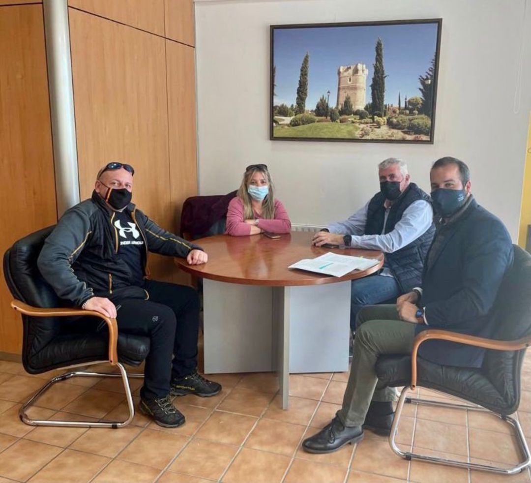 El concejal de Festejos de Arroyomolinos, Julián Roque, reunido con las peñas del municipio El concejal de Festejos de Arroyomolinos, Julián Roque, reunido con las peñas del municipio