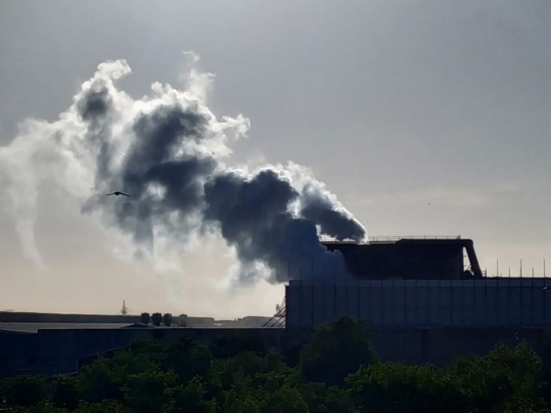 Los vecinos de la zona cercana a la planta llevan años denunciando las emisiones y las molestias que supone la factoría. Los vecinos de la zona cercana a la planta llevan años denunciando las emisiones y las molestias que supone la factoría.