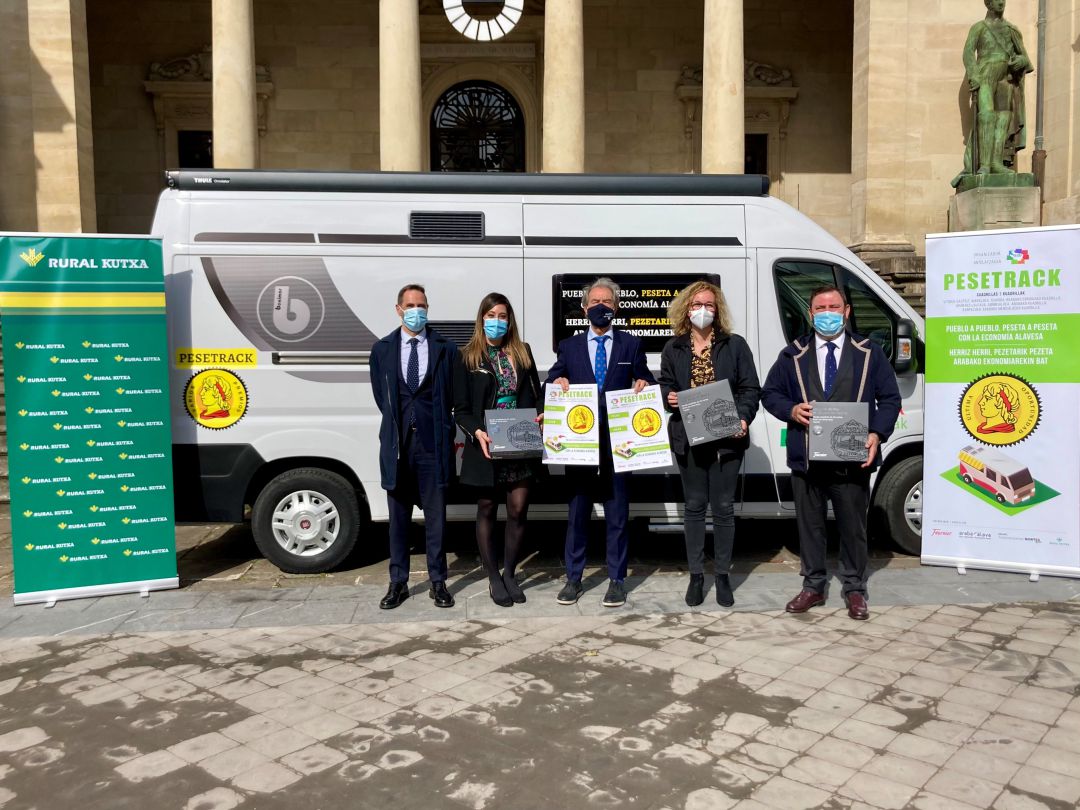 Representantes de la campaña 'Pesetrack' posan frente a a la autocaravana que recorrerá las siete cuadrillas de Álava Representantes de la campaña 'Pesetrack' posan frente a a la autocaravana que recorrerá las siete cuadrillas de Álava