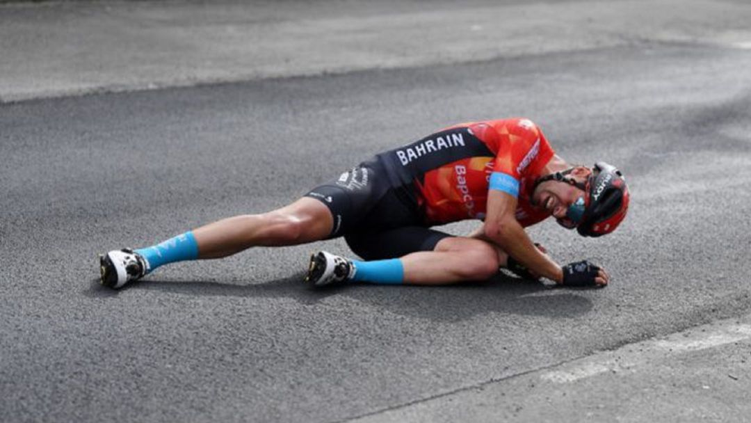 Landa, en el suelo tras el accidente. Landa, en el suelo tras el accidente.