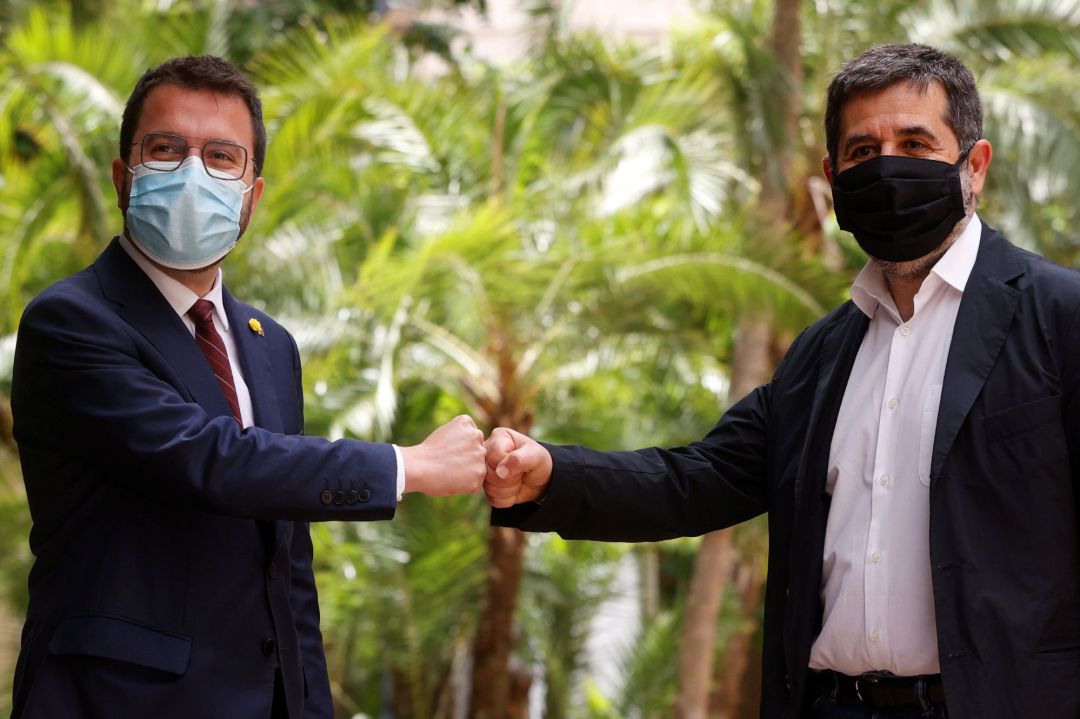 El coordinador nacional de ERC y candidato a la investidura, Pere Aragonès, y el secretario general de JxCat, Jordi Sanchez, durante la comparecencia conjunta que han realizado este lunes para anunciar que han cerrado un acuerdo para formar un gobierno de colación. El coordinador nacional de ERC y candidato a la investidura, Pere Aragonès, y el secretario general de JxCat, Jordi Sanchez, durante la comparecencia conjunta que han realizado este lunes para anunciar que han cerrado un acuerdo para formar un gobierno de colación.