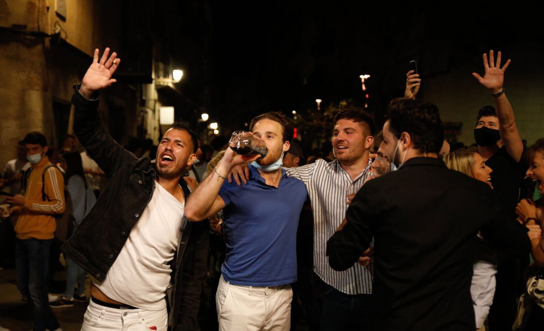 Grupos de personas celebran y beben en la via pública sin respetar las mediadas sanitarias por el Covid el pasado sábado en Barcelona Grupos de personas celebran y beben en la via pública sin respetar las mediadas sanitarias por el Covid el pasado sábado en Barcelona