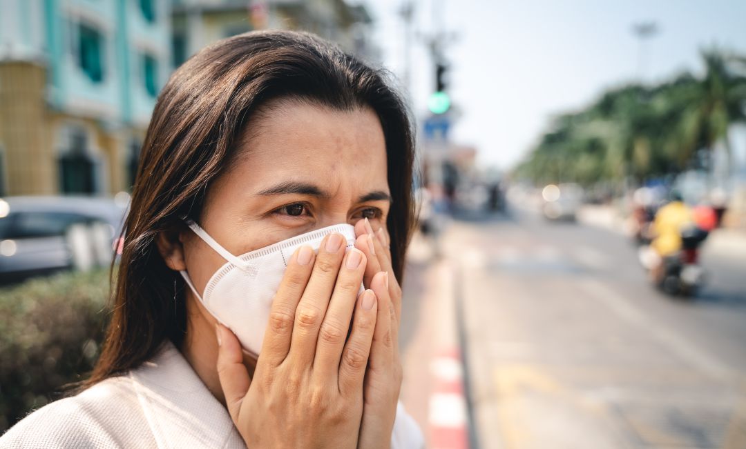 El uso de la mascarilla nos lleva a preguntarnos si, además de disminuir los contagios de covid-19, reduciría el impacto de la contaminación en la salud. El uso de la mascarilla nos lleva a preguntarnos si, además de disminuir los contagios de covid-19, reduciría el impacto de la contaminación en la salud.