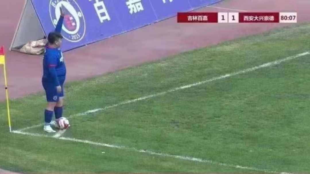 La imagen del hijo de He Shihua durante el partido en la segunda división de China La imagen del hijo de He Shihua durante el partido en la segunda división de China